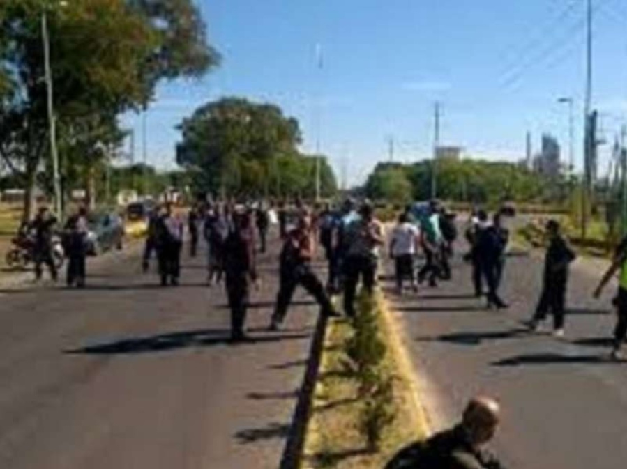 Advierten sobre nuevas amenazas y un comienzo de semana conflictivo en la puerta del ingreso a YPF