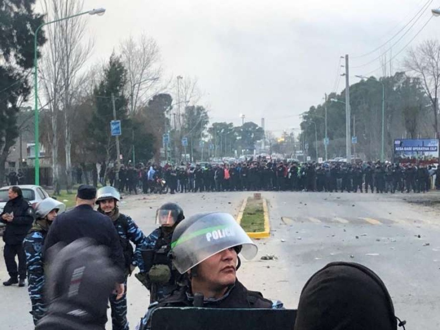 Trabajadores de UOCRA fueron reprimidos por la policía en la planta de YPF de Ensenada