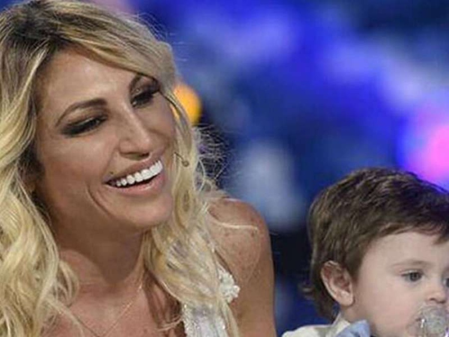 Vicky Xipolitakis posó con su hijo... ¡totalmente desnuda!