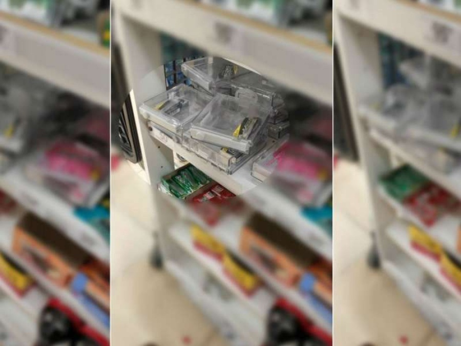 Postal de la crisis económica: los chicles más caros se venden con caja antirrobo