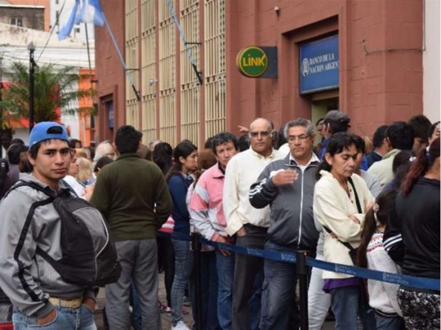 Los bancos estarán abiertos hasta las 17 horas durante un mes