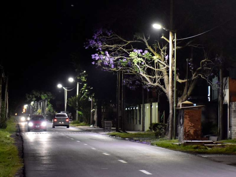 Un ”Concejo Deliberante ampliado” aprobaría el crédito para otras 20.000 Luces LED en La Plata