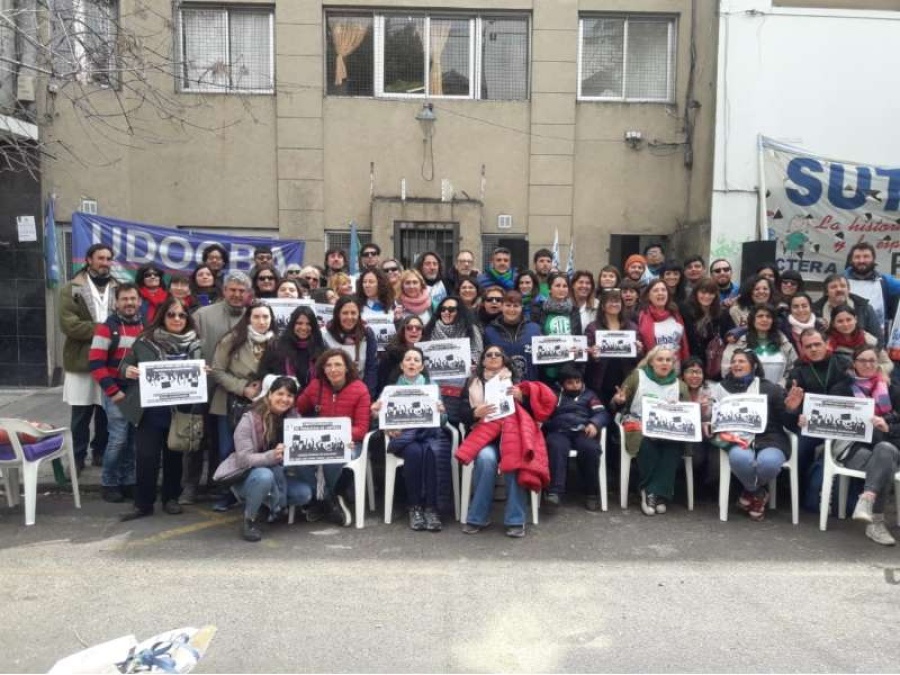 Docentes protestaron en La Plata y aseguraron que en las escuelas ”hay hambre”