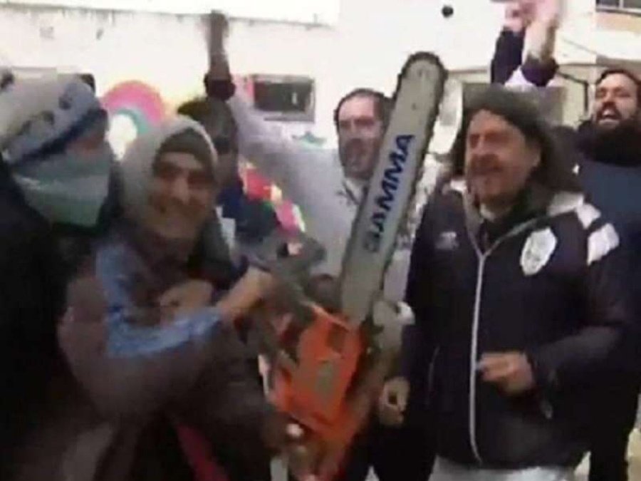 ¡Está loco! Un hincha de Gimnasia salió a festejar blandiendo una motosierra