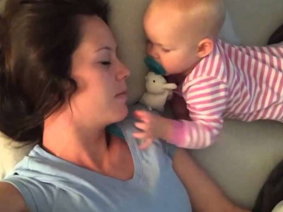 ¡No es por hambre! Estas son las 8 razones por las que tu bebé se despierta de noche