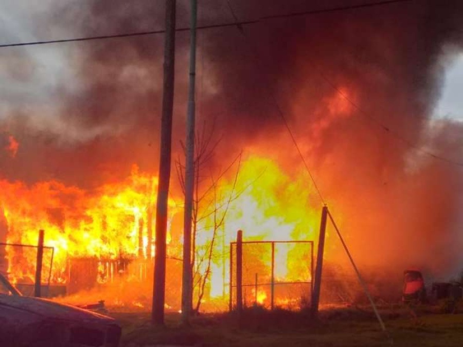 Un vecino de La Plata perdió todo tras un incendio y solo se salvaron sus animales