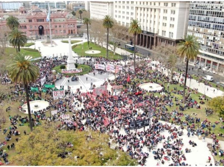 Jornada de cortes, ollas populares, acampe y enfrentamientos en el centro porteño