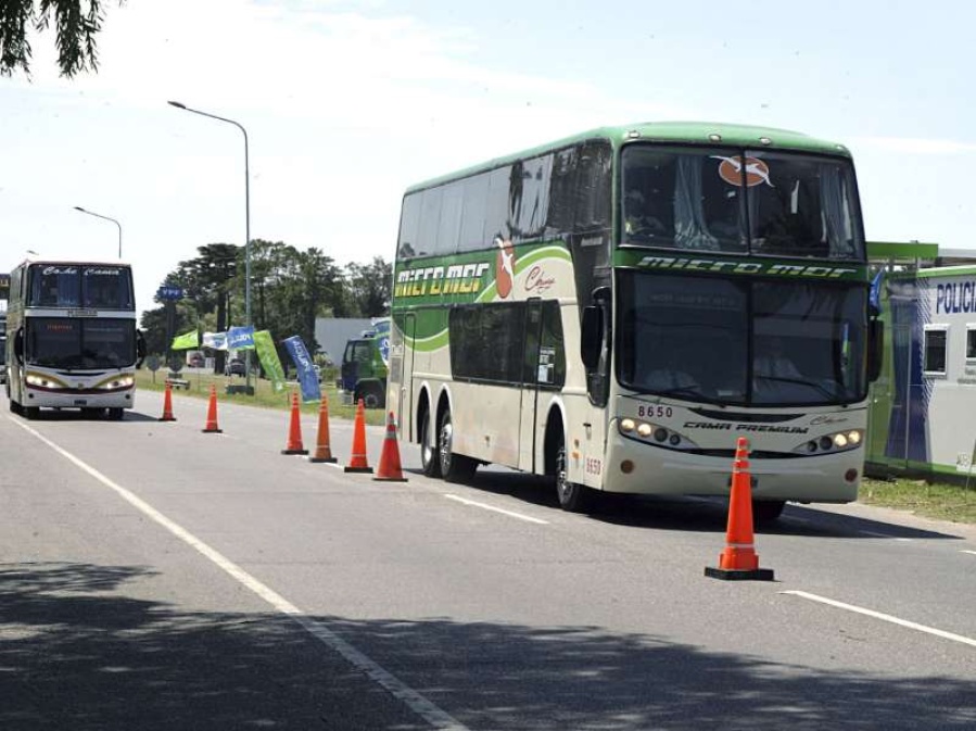 Empresas de colectivos de larga distancia podrían reducir las frecuencias por la suba de la nafta