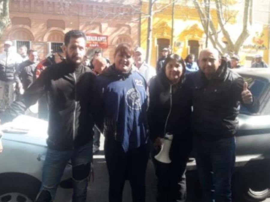 Auxiliares docentes realizaron un reclamo ante la Dirección de Cultura y Educación de la Provincia