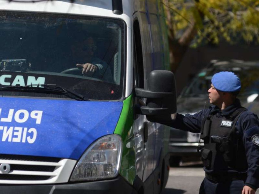 Tensión en el Banco Industrial de La Plata: al menos seis delincuentes robaron a mano armada con clientes dentro del edificio
