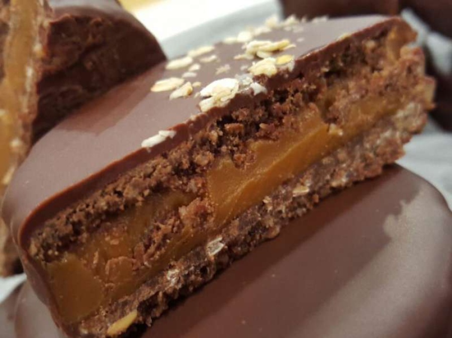 Prohibieron la venta de varios alfajores y golosinas de Argentina