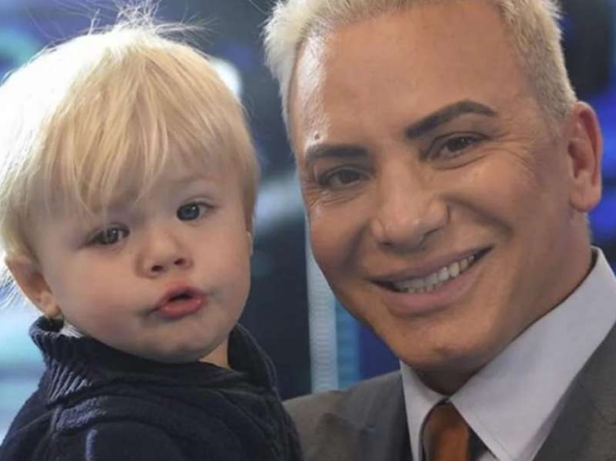 ¡El bebé de Flavio Mendoza aprende a tocar la guitarra!