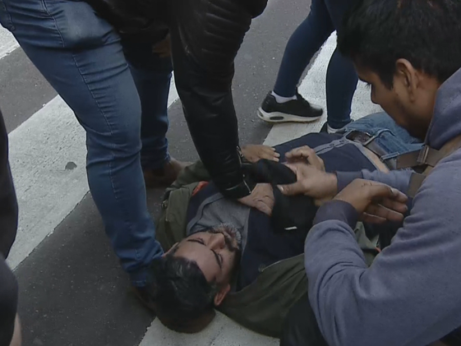 Marcha frente al Consulado de Chile: hubo agresiones a periodistas, corridas y fuego en el subte