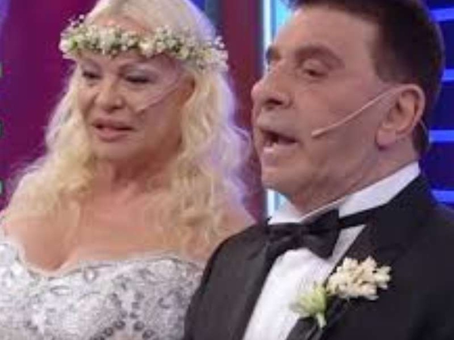 Silvia Süller mostró cómo Jacobo le alcanza la toalla cuando sale de la pileta 