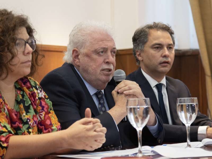 Gines González García confirmó que todavía no se analiza intervenir espectáculos deportivos y escuelas