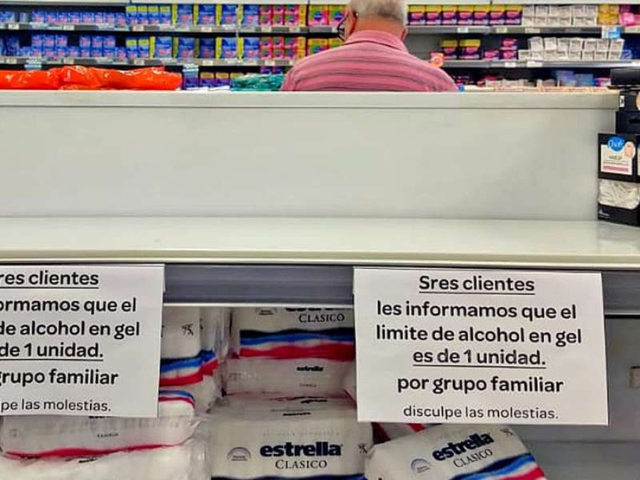Incautaron 9.000 frascos de alcohol en gel en una reconocida farmacia, a pesar del faltante