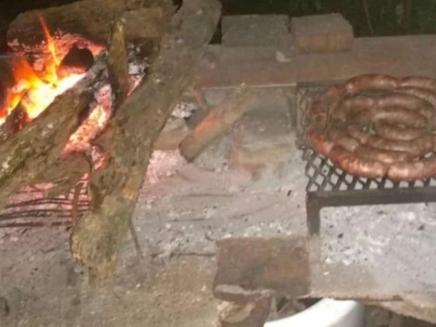 Violaron la cuarentena, comieron un asado y fueron detenidos