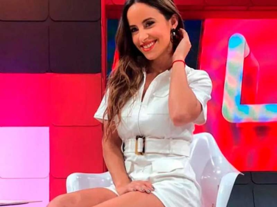 Lourdes Sánchez posó en tanga sobre su cama... ¡y lo mostró