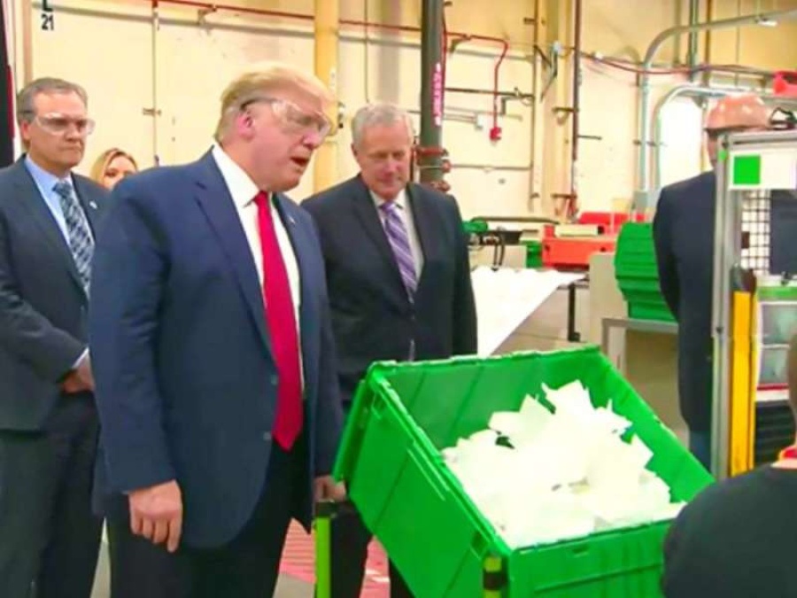 Donald Trump visitó una fábrica de barbijos pero sin tapaboca