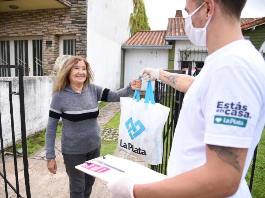 Casi 1.000 abuelos de La Plata ya fueron ayudados por el municipio para las compras