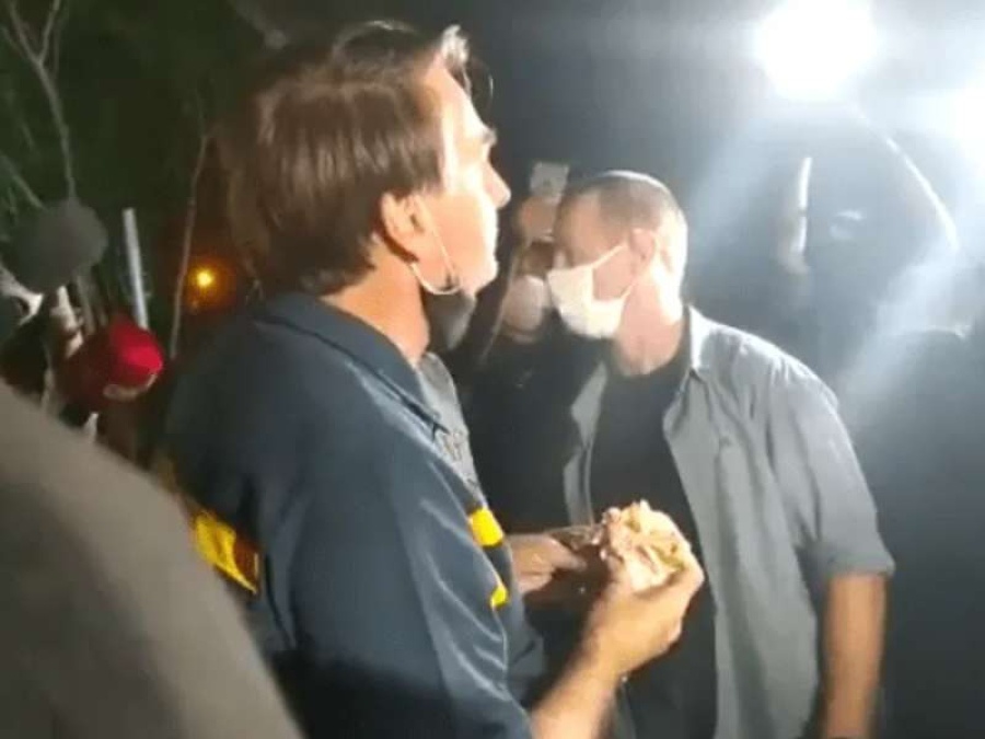 Insólito: Bolsonaro paró a comer panchos en plena manifestación en su contra