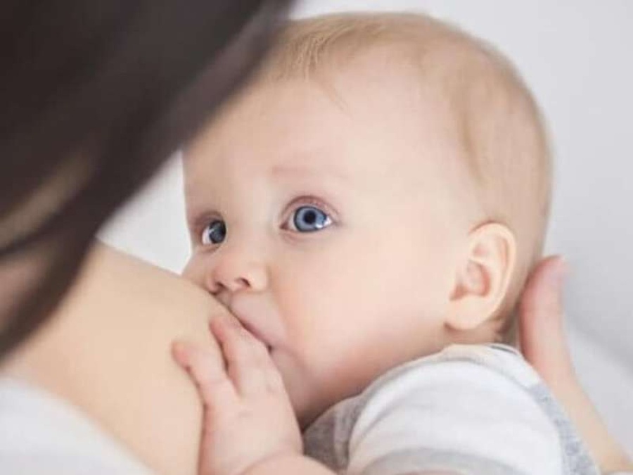 Según un estudio, el cerebro de un niño cambia cuando escucha la voz de su mamá