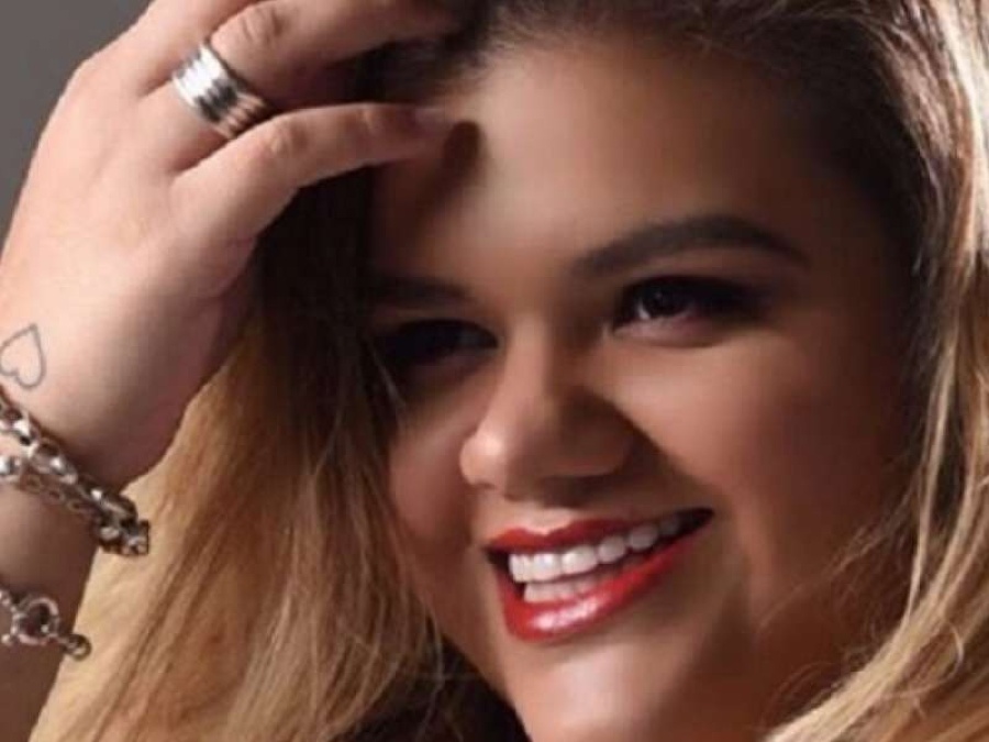 La foto de Morena Rial confundió a sus fans... ¿de quiénes son esas zapatillas?