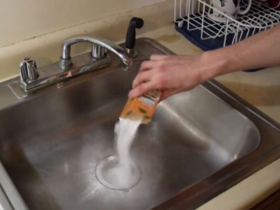 Es viral: Quiso destapar la bacha de la cocina... ¡y mirá lo que le pasó!