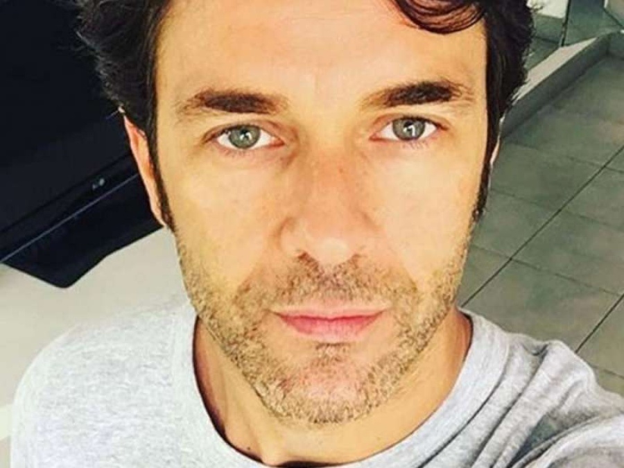 La foto de Mariano Martínez subiéndose los pantalones... ¡y sin boxer! 