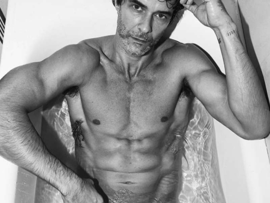 Mariano Martínez posó totalmente desnudo en su bañera 