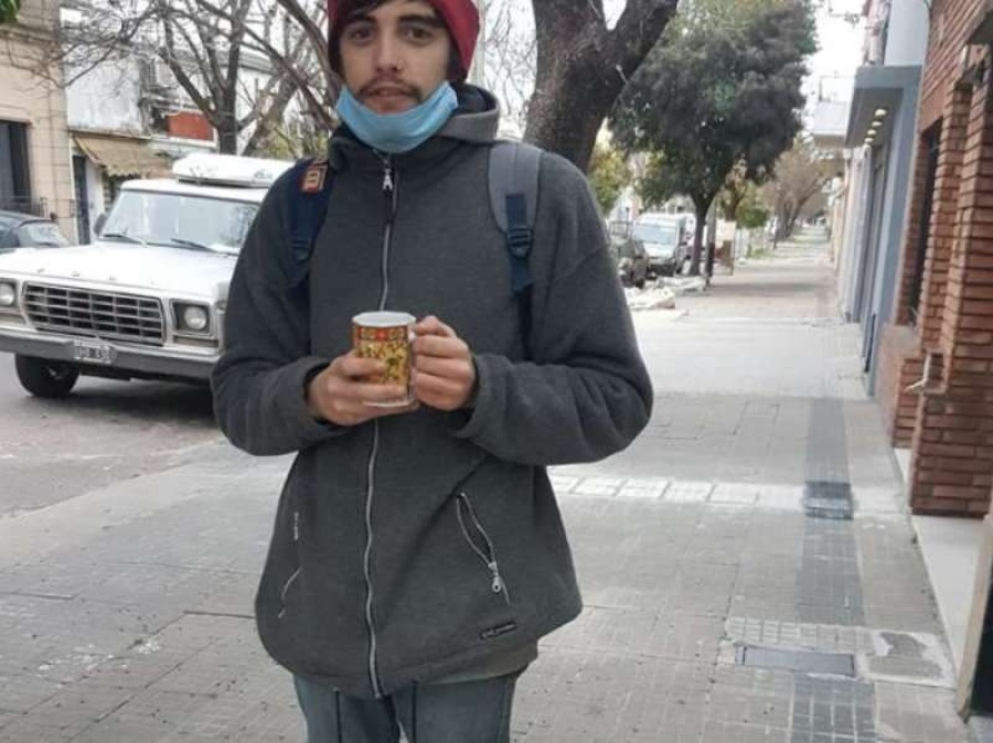 Es de La Plata y barre veredas para ayudar a su familia que se quedó sin trabajo en plena pandemia