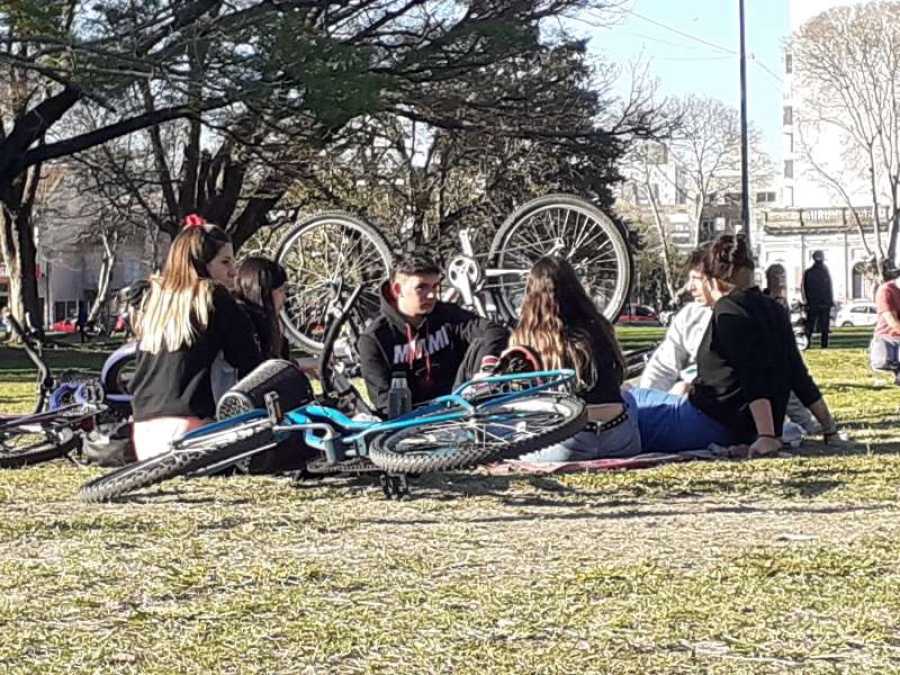 La Plata, cerca del colapso sanitario pero con bares y restaurantes abiertos, y gente sin barbijo