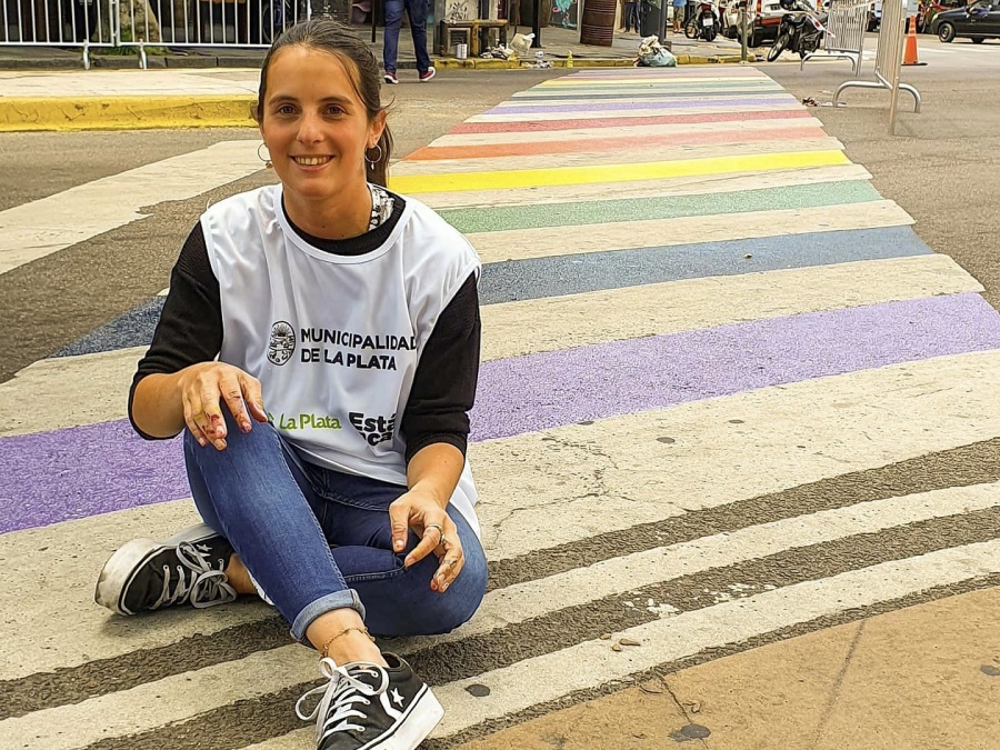 En La Plata pintaron las sendas peatonales con los colores de la diversidad sexual