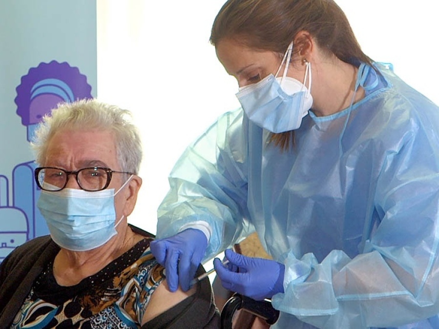 En Francia buscan vacunar a mayores de 70 años