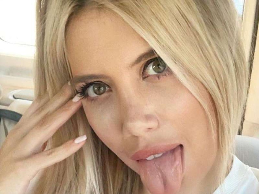 ¿Da o no da? Wanda Nara paseó por París vestida de ”emoji”