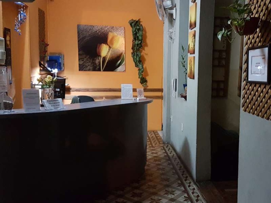 Hallaron muerto a un hombre en un hotel de 13 y 62