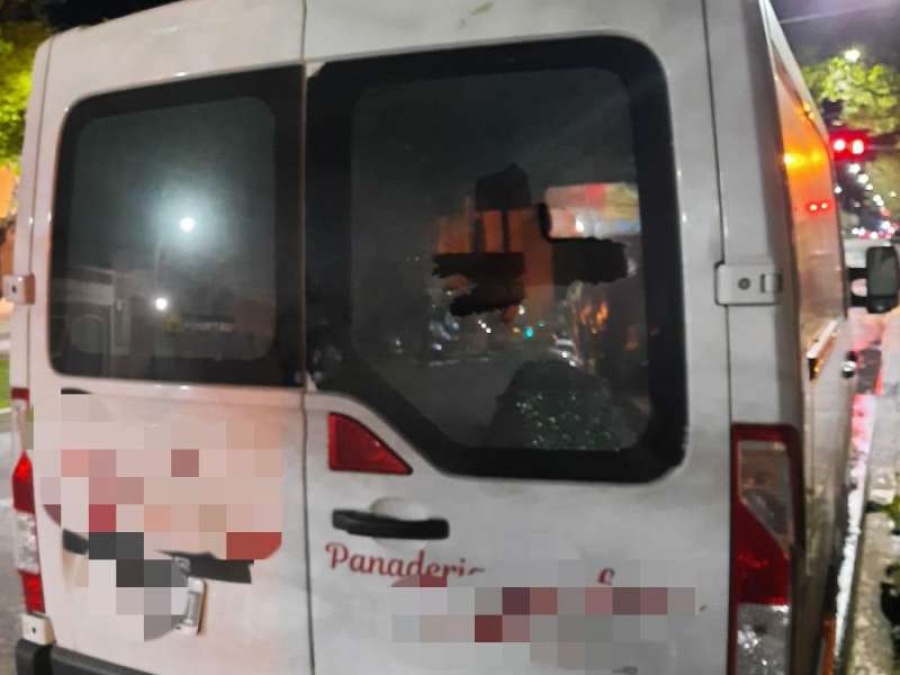 Tensión y piedrazos por una discusión de tránsito en Plaza Azcuénaga: rompieron una camioneta