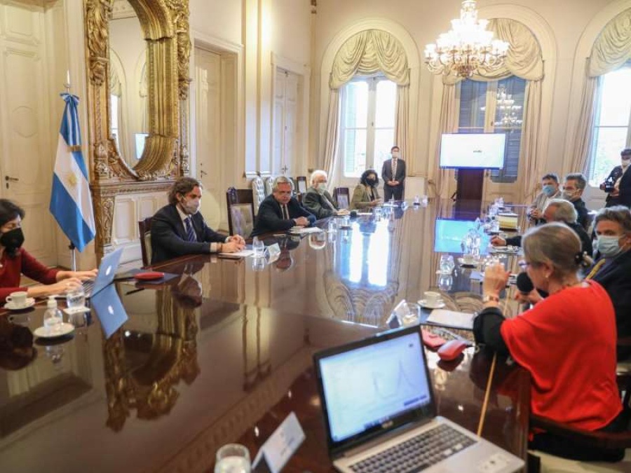 Alberto Fernández se reunió con el comité de infectólogos y analizaron la situación en el interior del país