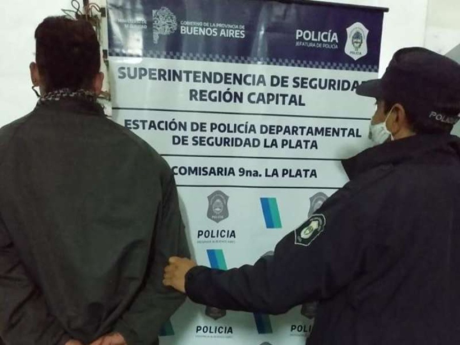 Sorpresa en 70 y 121: Escuchó ruidos, salió al porche y se encontró con el ladrón