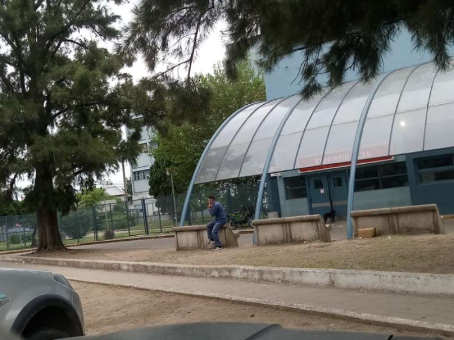 Locura en 132 y 507: peleaba con su pareja en la calle, un vecino trató de calmarlo y fue apuñalado