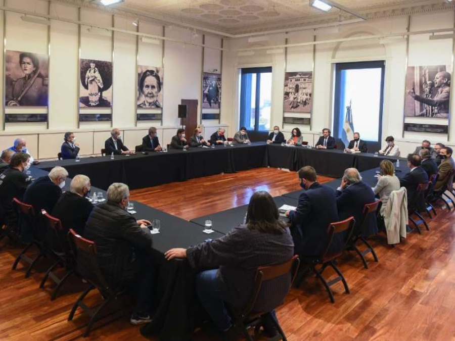 El Gobierno recibió el apoyo de empresarios y sindicalistas para el comienzo de las negociaciones con el FMI