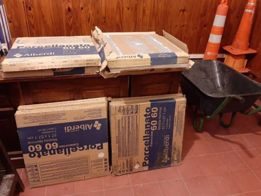 Un padre llevó a su hijo a robar a una obra de construcción de City Bell