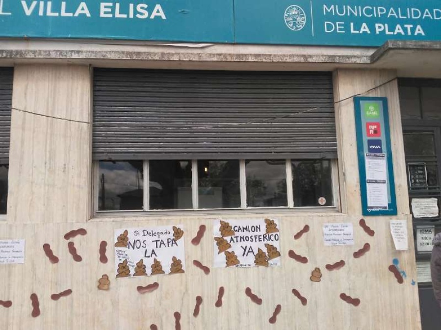 La delegación de Villa Elisa fue llenada de ”bosta” por los vecinos para visibilizar un reclamo