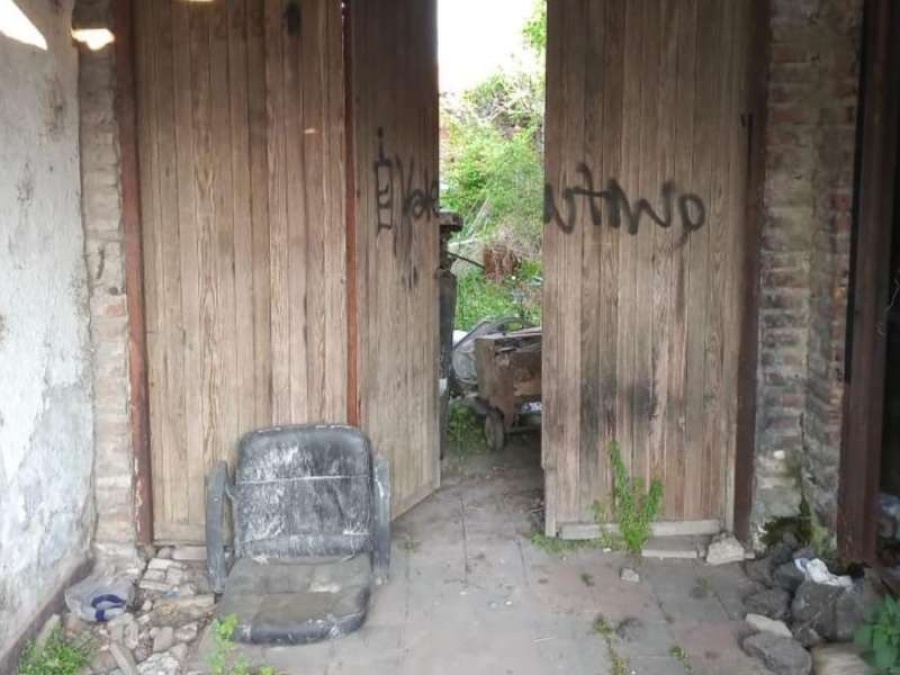 Descubrieron infraganti a un ladrón mientras robaba en 7 y 520 y casi acuchilla a los policías