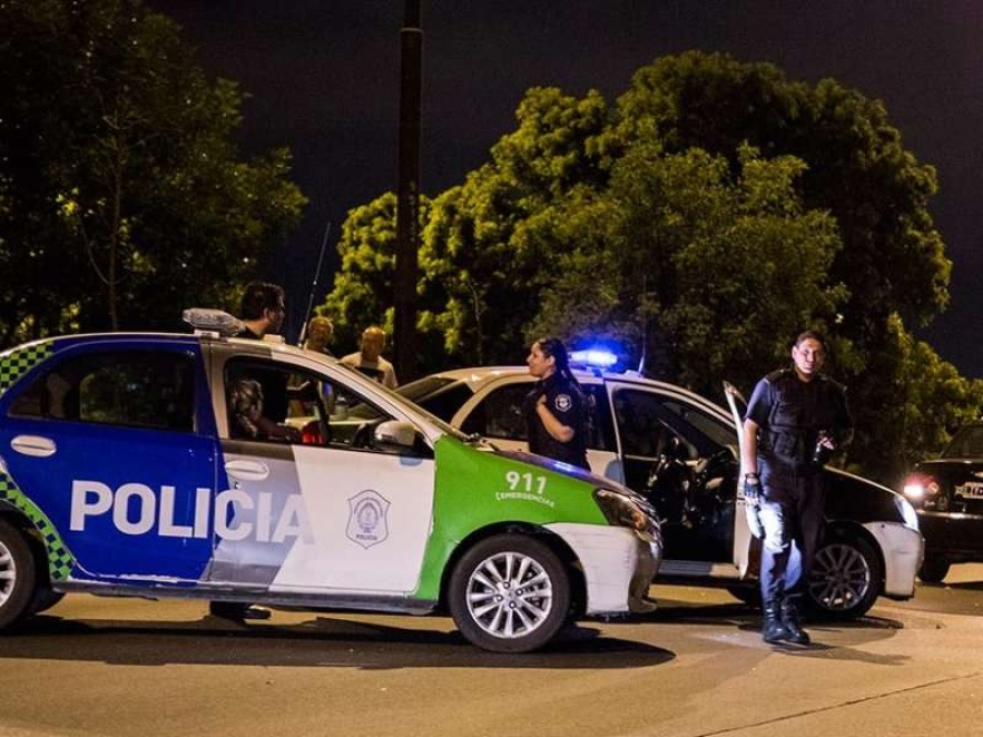 Una familia iba a cenar en Ringuelet, le destruyeron la puerta y ahora tuvieron que mudarse por un tiempo