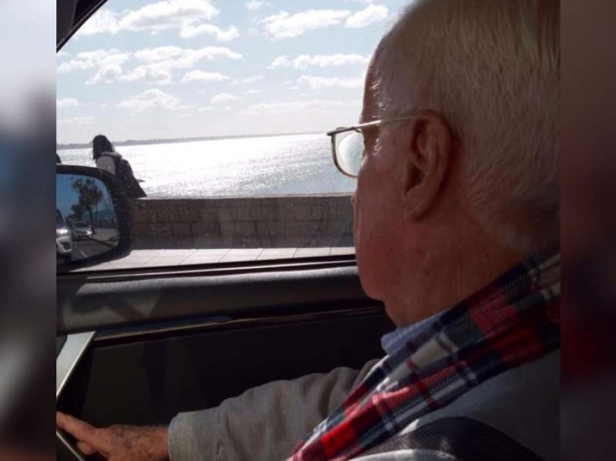 Sacó a pasear a su abuelo y su historia... ¡es furor!