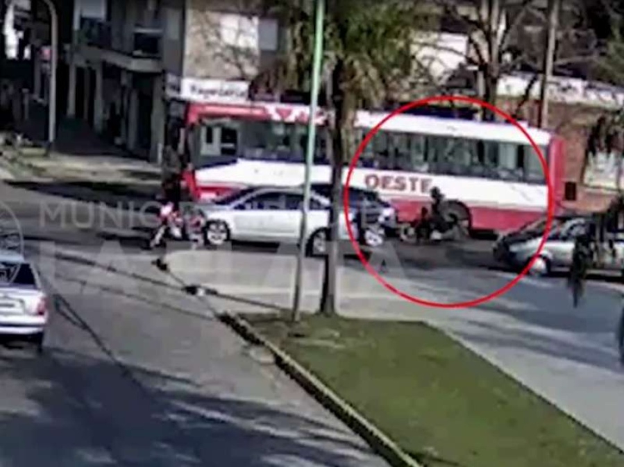 Susto con suerte en 19 y 32: Quedó atrapado entre un micro Oeste y un auto, y aterrizó en el asfalto