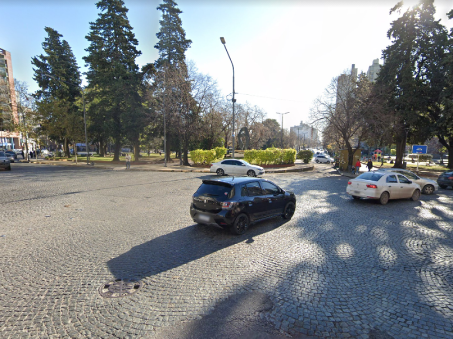 Venden empanadas en Plaza Italia y una madre ya no puede más: ”Me da vergüenza pero hay noches que no tengo para comer”