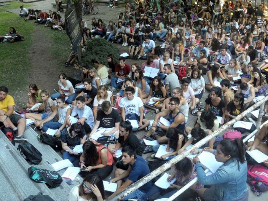 8 meses sin poder graduarse en la UNLP y les contestaron con un insólito mail: ”La Facultad nos pide que pensemos en Malvinas”