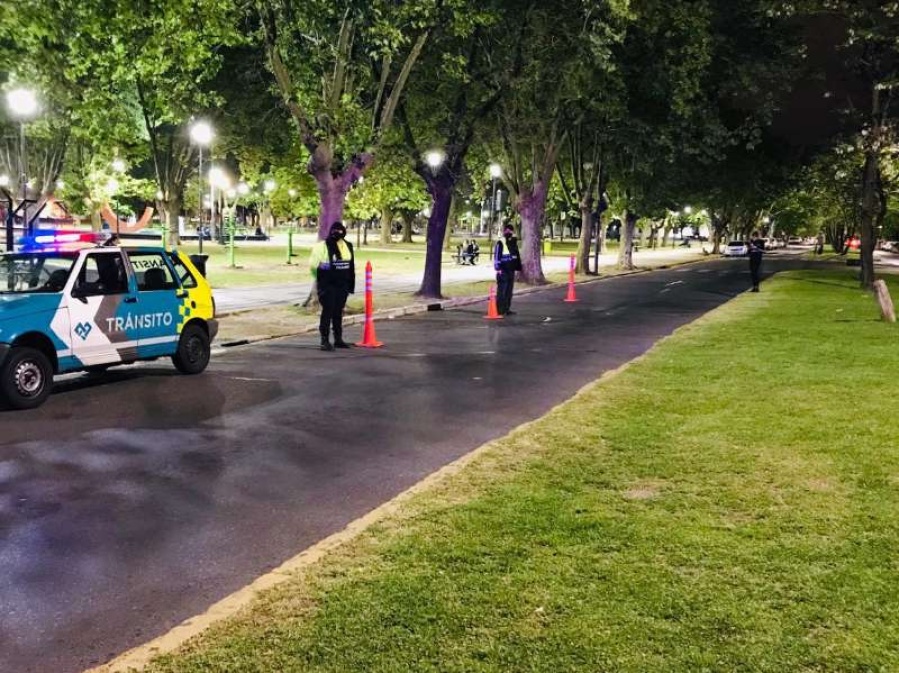 Le pegaron una piña a una inspectora municipal de La Plata porque no tenían la licencia ni la VTV